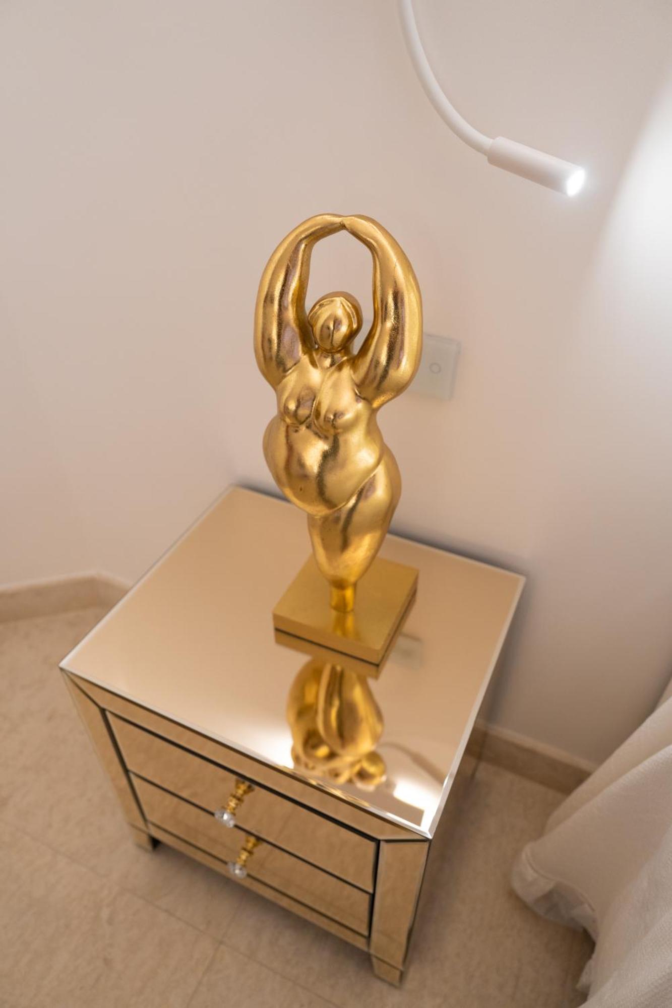 The White Knight Premium Boutique Hotel Айнсилем Номер фото